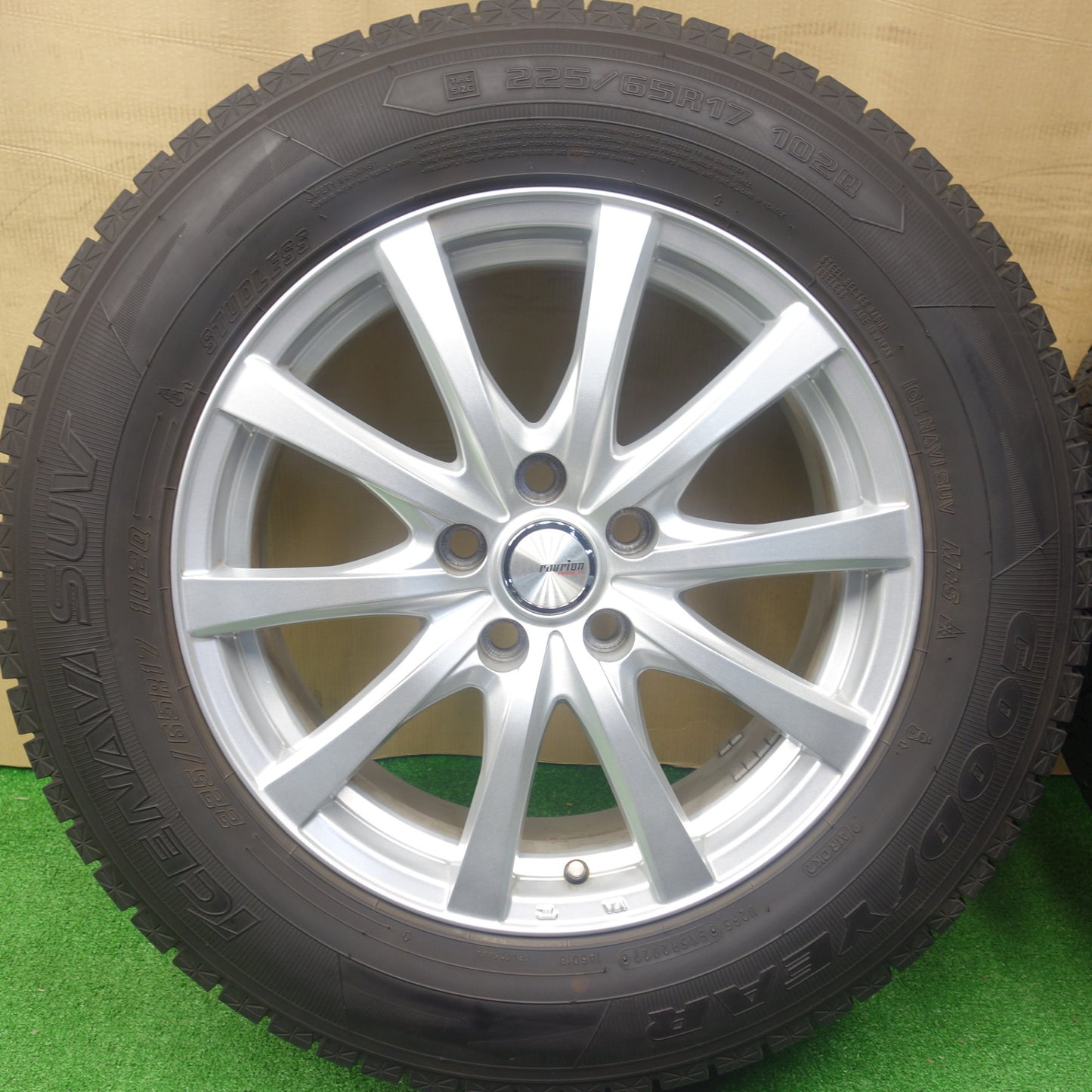 バリ溝！キレイ！9.5分★スタッドレス 225/65R17 グッドイヤー アイスナビ SUV ravrion RS01 ラブリオン 17インチ PCD114.3/5H★5122106KTス
