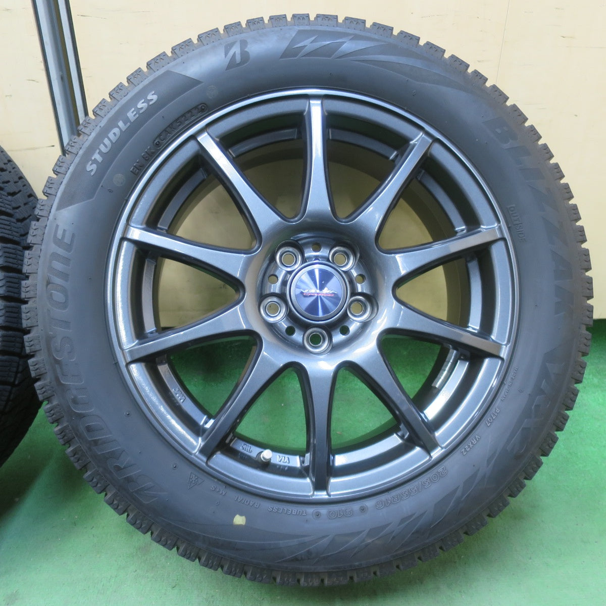 バリ溝！22年！キレイ！9.5分★インプレッサ 等 205/55R16 スタッドレス ブリヂストン ブリザック VRX2 VELVA CHARGE ヴェルヴァ チャージ 16インチ PCD100/5H★6030502イス