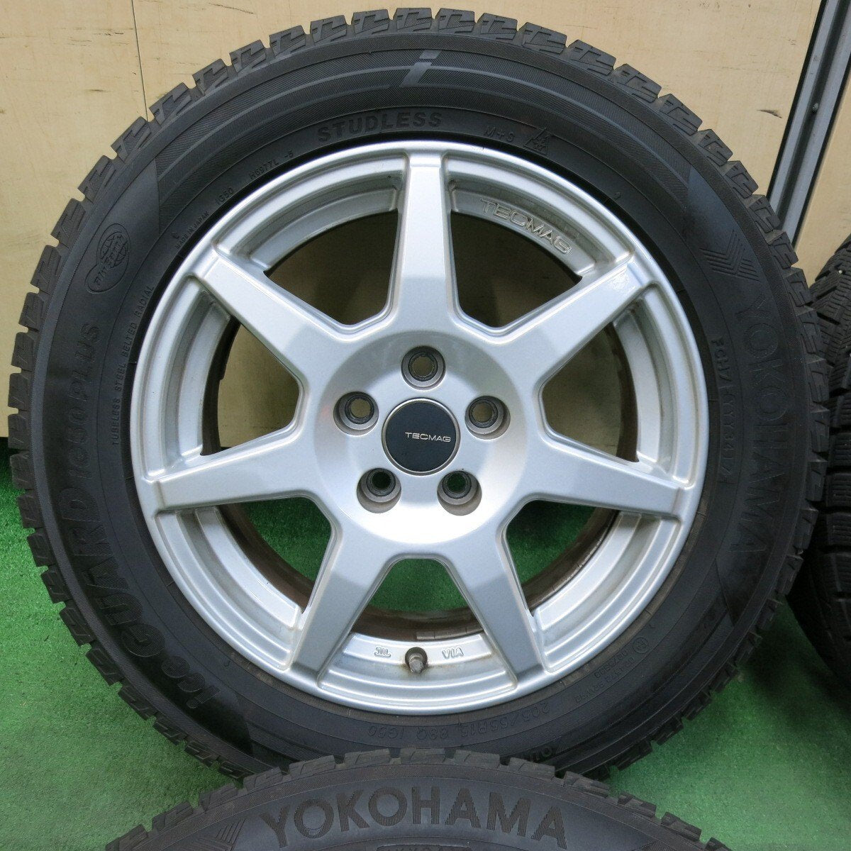 バリ溝！キレイ！9分★アウディ 8X A1 等 TECMAG TYPE 207R 205/55R15 スタッドレス ヨコハマ アイスガード iG50 プラス テクマグ 15インチ PCD100/5H★4121808SYス