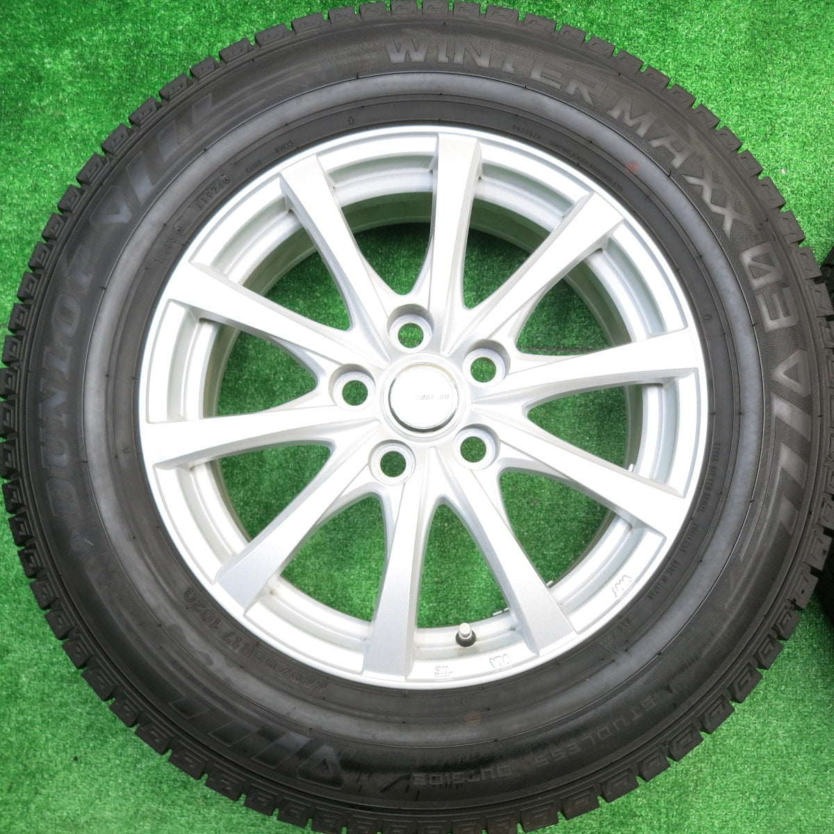 バリ溝！24年！キレイ！9.5分以上★40系 アルファード 等 225/65R17 スタッドレス ダンロップ ウインターマックス 03 ravrion RS01 ラブリオン 17インチ PCD120/5H★5100910HAス