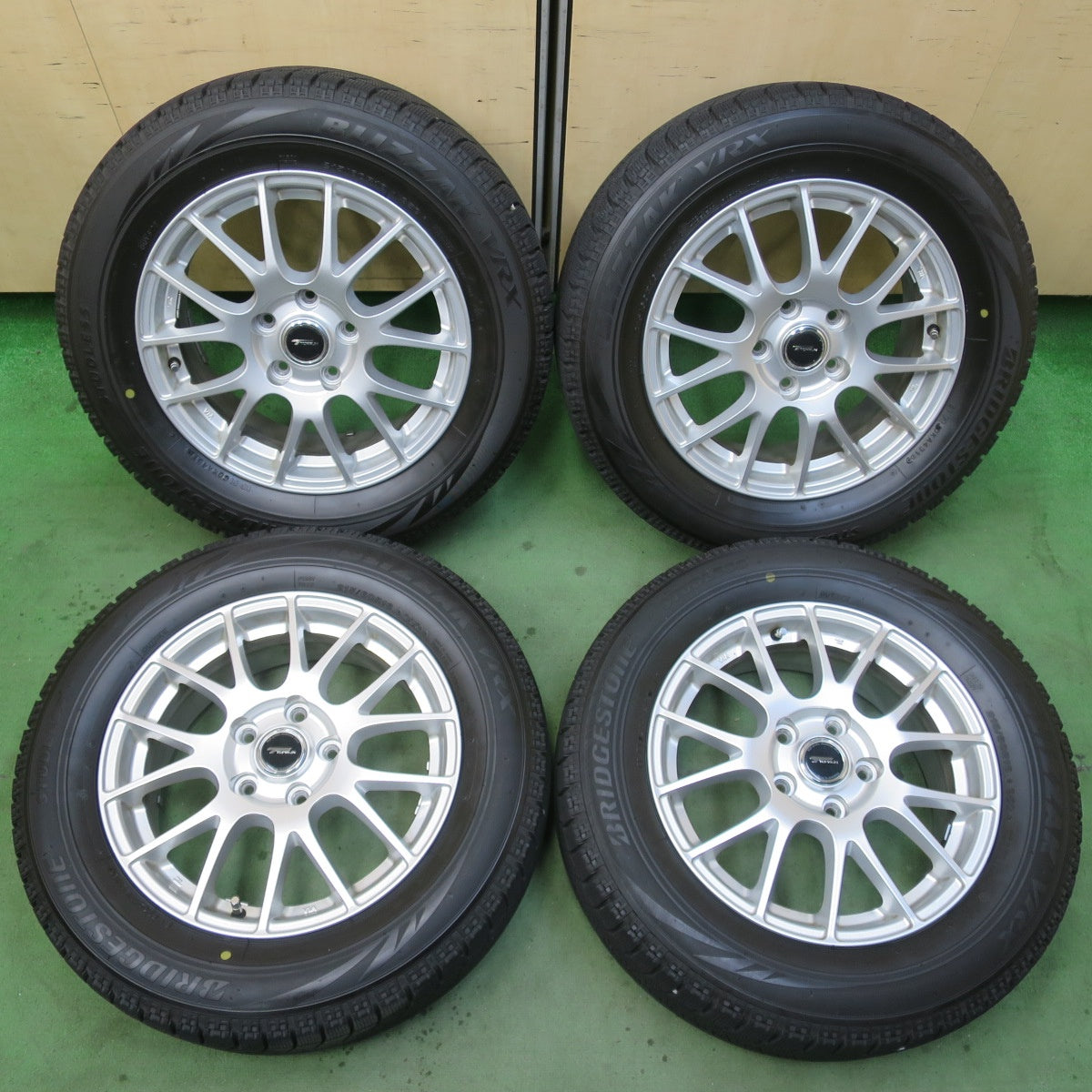 バリ溝！8.5分★スタッドレス 215/60R16 ブリヂストン ブリザック VRX TOPRUN トップラン 16インチ PCD114.3/5H★6011601イス