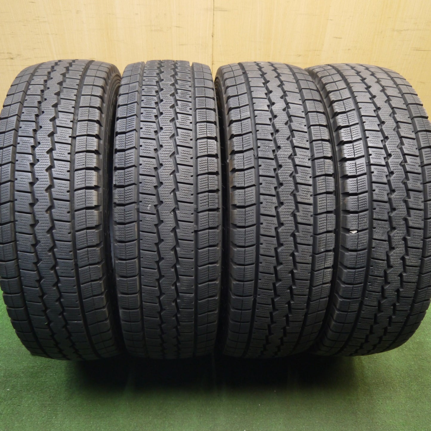 バリ溝！9.5分★スタッドレス 225/75R16 118/116L ダンロップ ウインターマックス LT03 タイヤ 16インチ 小型 トラック バス フィアット デュカト 等★6021805Hノタ