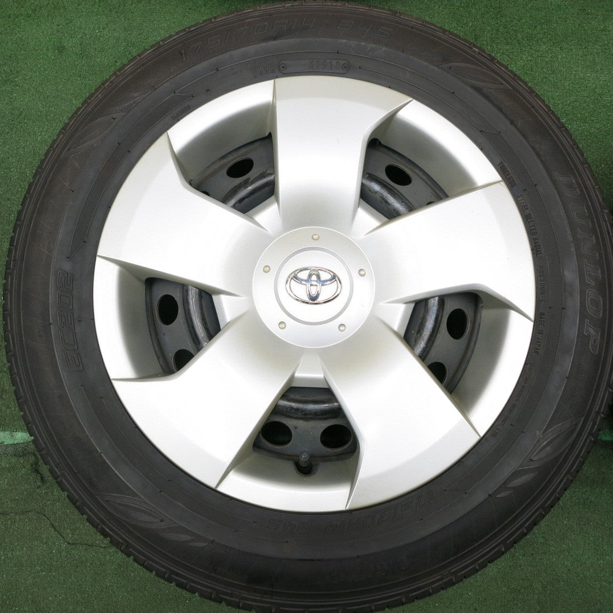 *送料無料* バリ溝！ほぼ10分★トヨタ シエンタ 純正 スチール 175/70R14 ダンロップ EC202 14インチ PCD100/4H★4051708HAノ