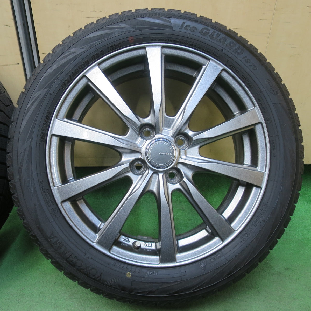 キレイ★スタッドレス 175/60R16 ヨコハマ アイスガード iG70 GRASS グラス 16インチ PCD100/4H★5123015イス