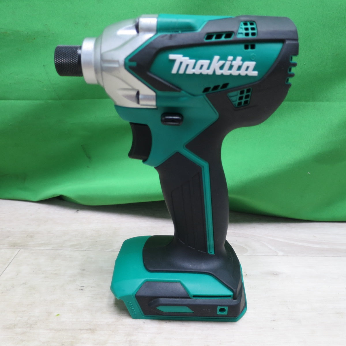 [送料無料] バッテリー2個付！キレイ☆マキタ 充電式 インパクトドライバ MTD001D 電動 工具 充電器 DC18SG makita☆