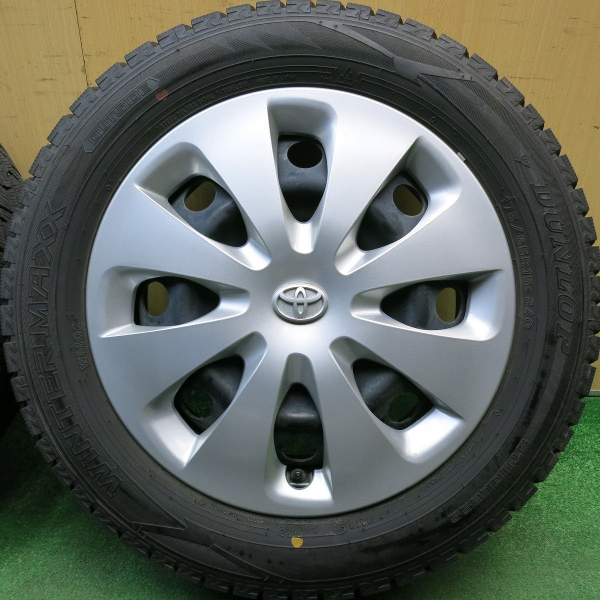 バリ溝！23年！キレイ！9.5分★トヨタ アクア 純正 スチール 175/65R15 スタッドレス ダンロップ ウインターマックス WM02 15インチ PCD100/4H★6032912HAス