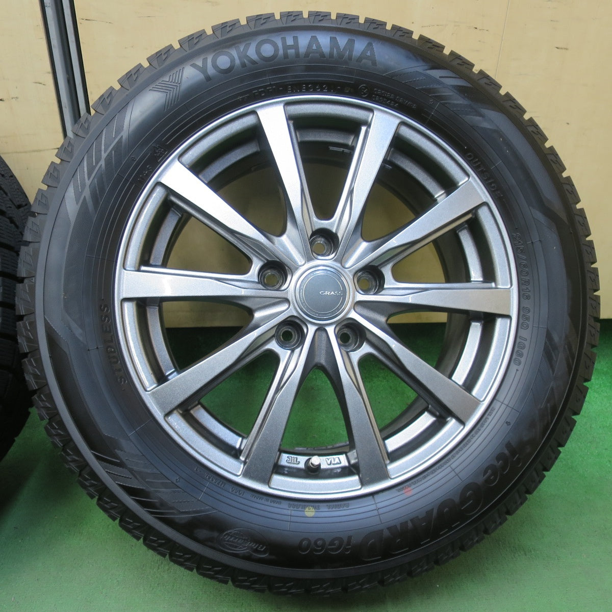 バリ溝！21年！キレイ！ほぼ10分★スタッドレス 215/60R16 ヨコハマ アイスガード iG60 GRASS グラス 16インチ PCD114.3/5H★5111411イス