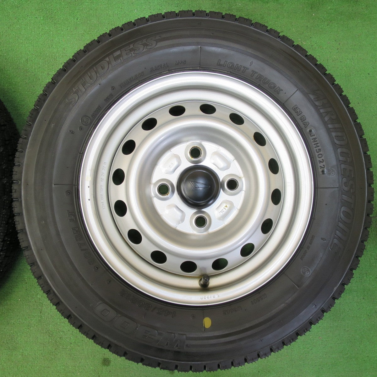 [送料無料] ほぼ未使用！22年★ダイハツ ハイゼット 純正 スチール 145/80R12 80/78N スタッドレス ブリヂストン W300 12インチ PCD100/4H★4100710イス