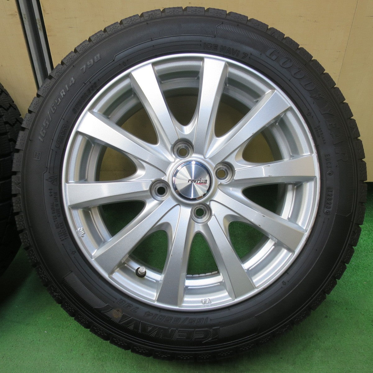 バリ溝！23年！キレイ！ほぼ10分★スタッドレス 165/65R14 グッドイヤー アイスナビ7 ravrion RS01 ラブリオン 14インチ PCD100/4H★5081802イス