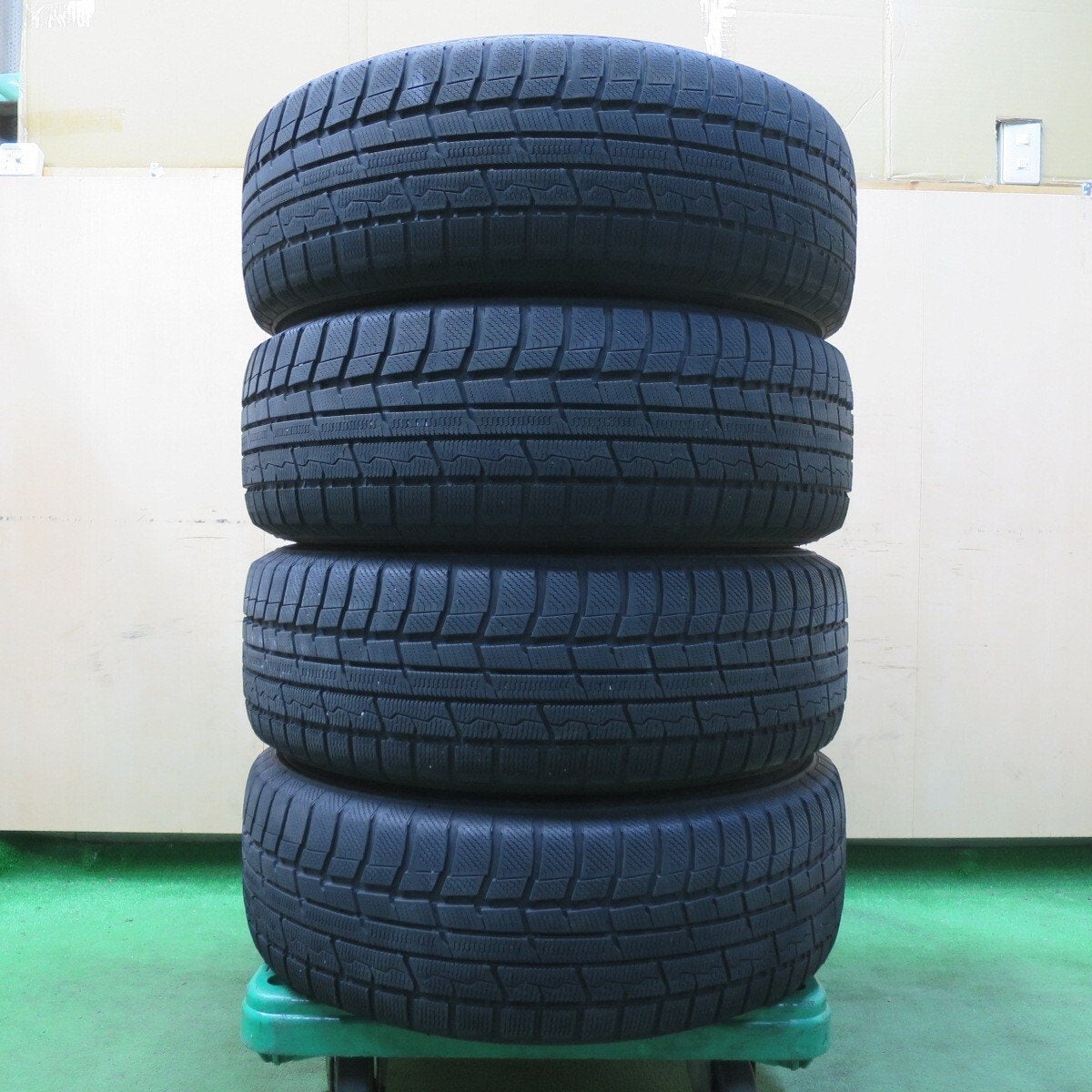 バリ溝！20年！8.5分★スタッドレス 215/65R16 トーヨー ウインター トランパス TX NIRVANA NV PCD114.3/5H★4112211イス