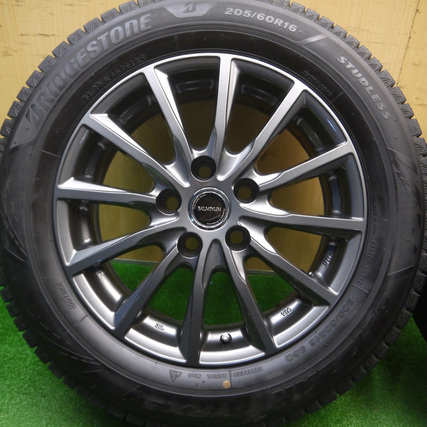 [送料無料] バリ溝！23年！キレイ！ほぼ10分★スタッドレス 205/60R16 ブリヂストン ブリザック VRX3 BALMINUM バルミナ 16インチ PCD114.3/5H★4122309Hス