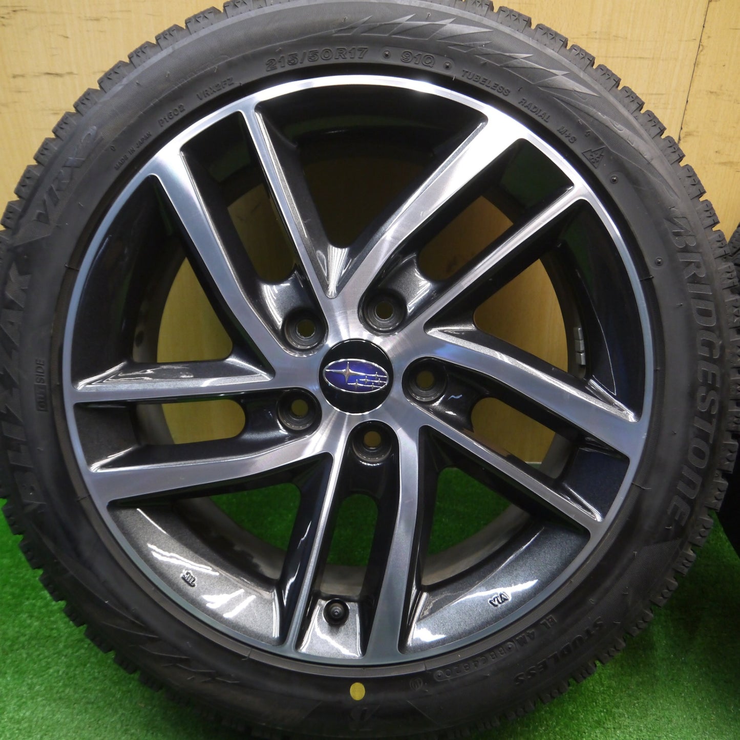 [送料無料] バリ溝！キレイ！9.5分★スバル レヴォーグ 純正 OP 215/50R17 スタッドレス ブリヂストン ブリザック VRX2 17インチ PCD114.3/5H★5011707Hス