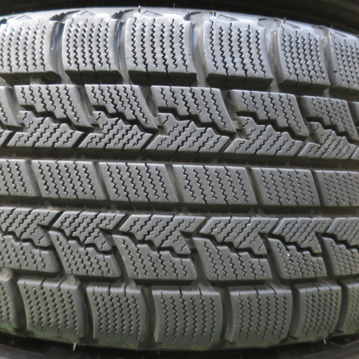 バリ溝！22年！キレイ！9分★LOXARNY SPORT 205/60R16 スタッドレス ネクセン WINGUARD ice ロクサーニ スポーツ 16インチ PCD114.3/5H★6012704イス