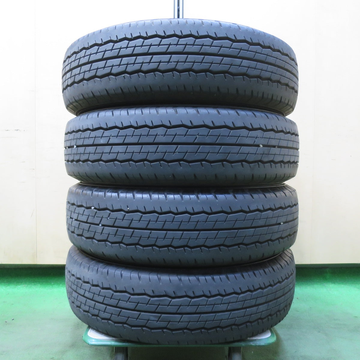 バリ溝！25年！9.5分★195/80R15 107/105S ダンロップ SP175N タイヤ 15インチ ハイエース キャラバン 等★5112212イノタ