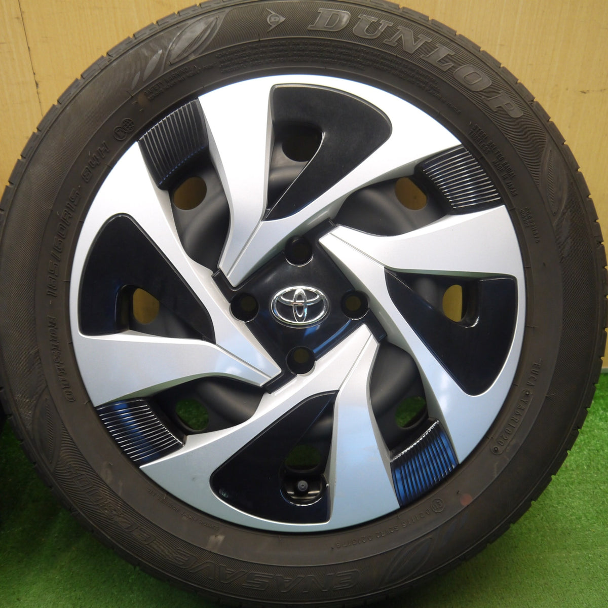 キレイ！2本◎トヨタ NHP10 アクア S スタイルブラック 純正 スチール 185/60R15 ダンロップ エナセーブ EC300+ PCD100/4H◎6091402Hノ