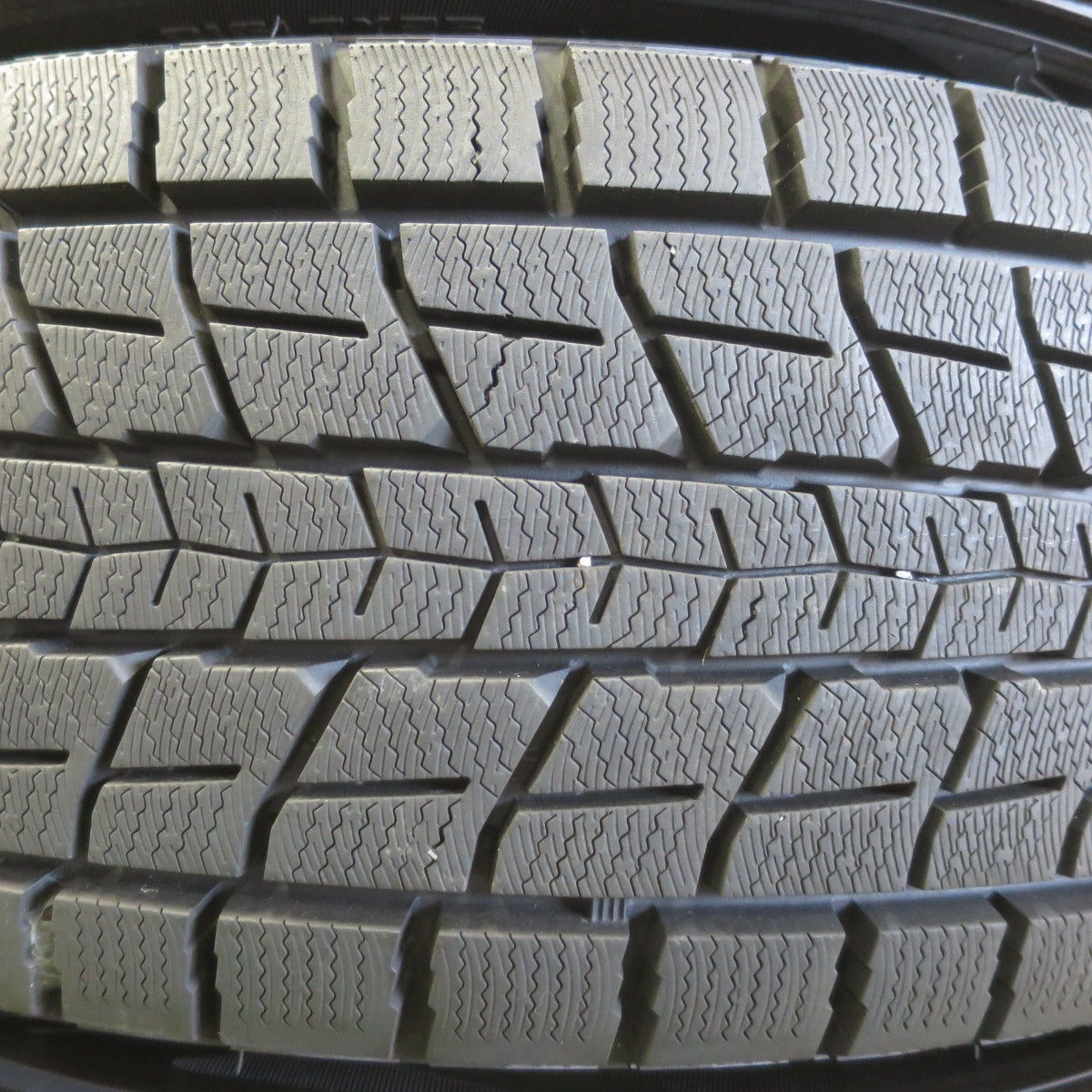 バリ溝！22年！キレイ！ほぼ10分★スタッドレス 225/60R18 ダンロップ ウインターマックス SJ8 SJ8+ Humanline HS-10M ヒューマンライン 18インチ PCD114.3/5H★6042508イス