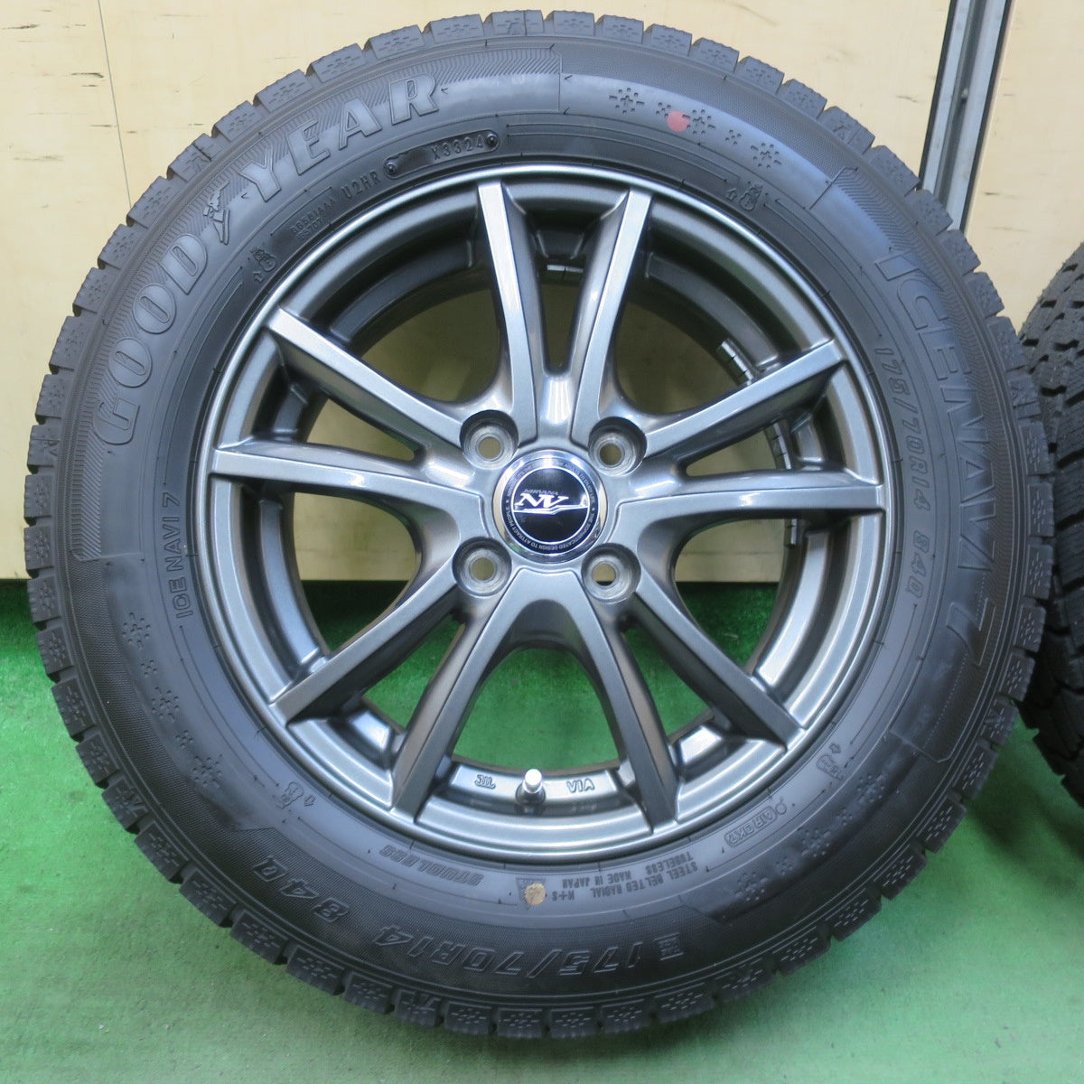 ほぼ未使用！24年！キレイ★スタッドレス 175/70R14 グッドイヤー アイスナビ7 NIRVANA NV ニルヴァーナ ニルバーナ 14インチ PCD100/4H★5122404イス