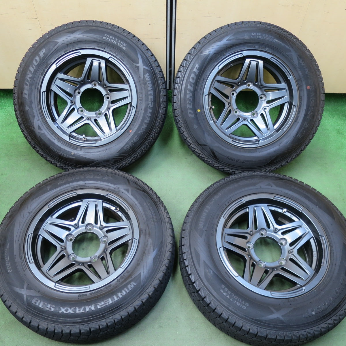 バリ溝！21年！キレイ！9分★ジムニー MAD CROSS JB-01 195/80R15 スタッドレス ダンロップ ウインターマックス SJ8+ 15インチ マッドクロス PCD139.7/5H★5112802TTス