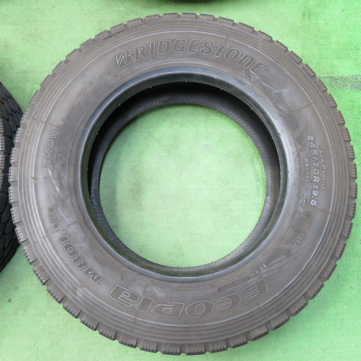[送料無料] バリ溝！24年！9分★トラック タイヤ 245/70R19.5 136/134J ブリヂストン エコピア M801Ⅱ ミックス オールシーズン 19.5インチ★5012108イスタ