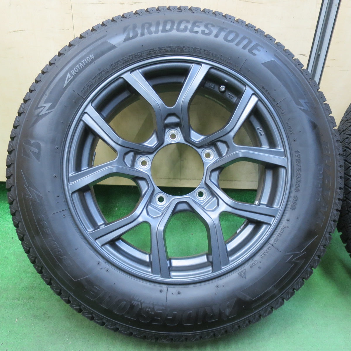 [送料無料] バリ溝！23年！キレイ！ほぼ10分★ジムニー 等 175/80R16 スタッドレス ブリヂストン ブリザック DM-V3 KAZERA H301 カゼラ 16インチ PCD139.7/5H★5032205イス