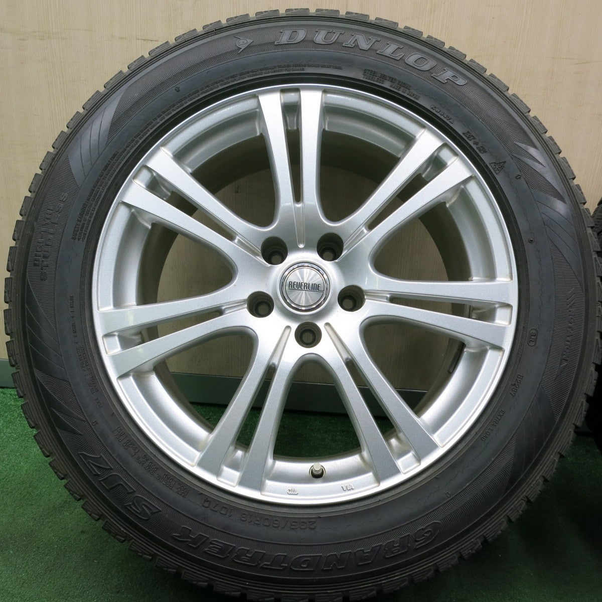 *送料無料* バリ溝！キレイ！9.5分★REVERLINE 235/60R18 スタッドレス ダンロップ グラントレック SJ7 リバーライン 18インチ PCD114.3/5H★4062503NJス