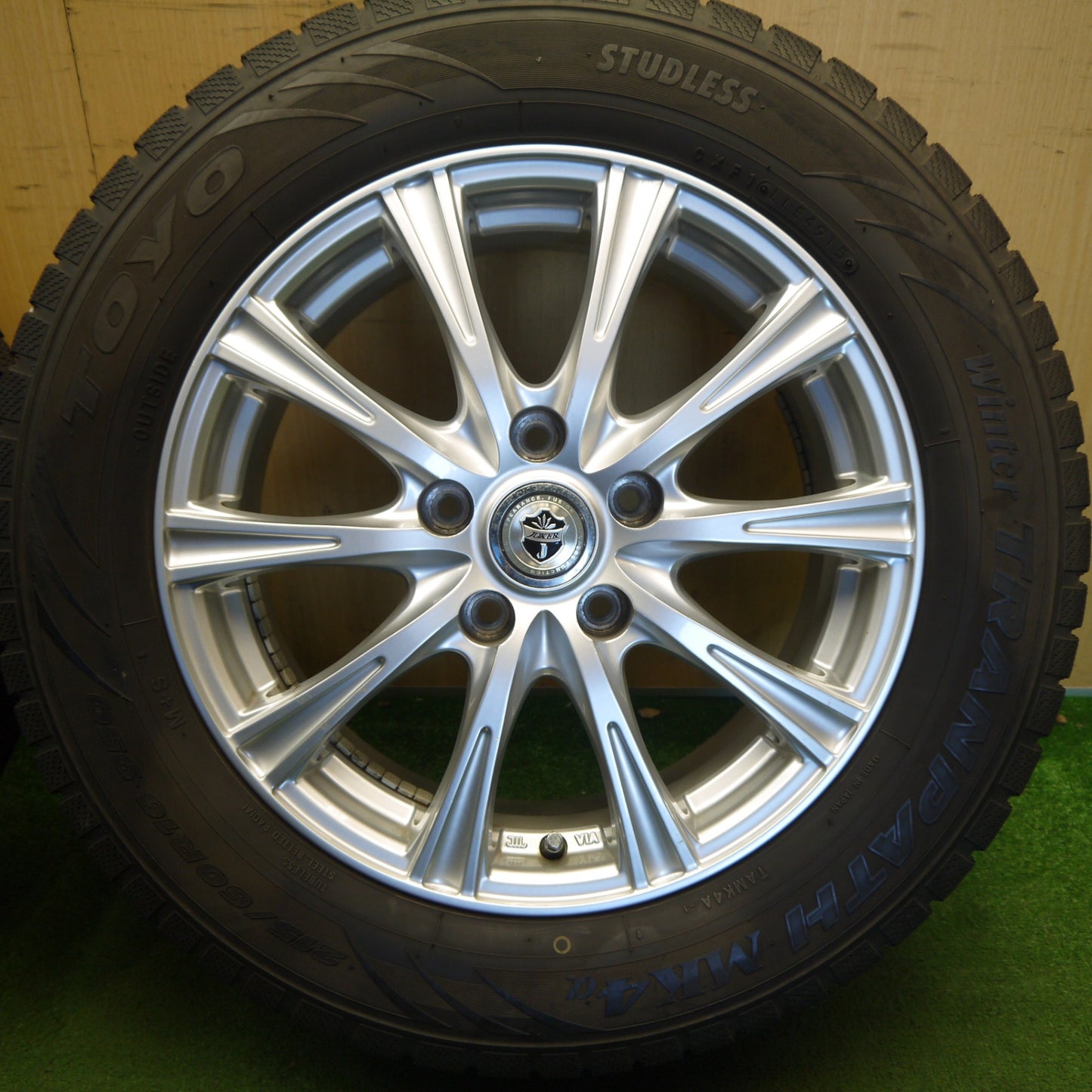 バリ溝！8.5分◎スタッドレス 215/60R16 トーヨー ウインター トランパス MK4α JOKER ジョーカー 16インチ PCD114.3/5H◎6061001Hス