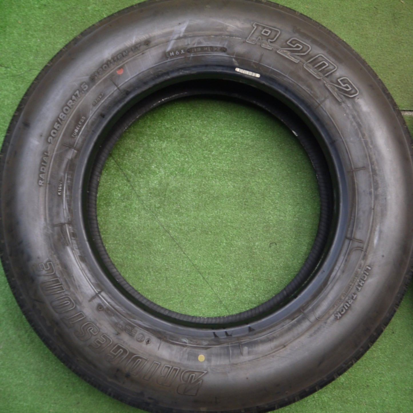 [送料無料] バリ溝！24年！9.5分★トラック タイヤ 205/80R17.5 120/118N ブリヂストン R202 17.5インチ★5013103Hノタ