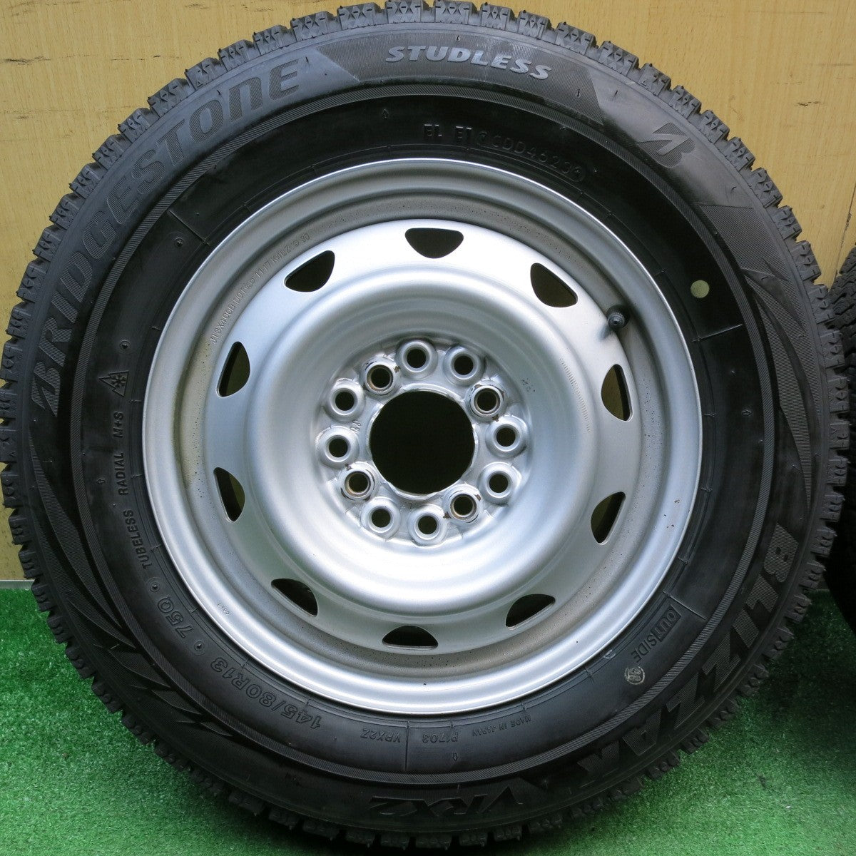 バリ溝！23年！9.5分◎スタッドレス 145/80R13 ブリヂストン ブリザック VRX2 スチール ホイール 13インチ PCD100 110 114.3/4H マルチ◎6092708HAス
