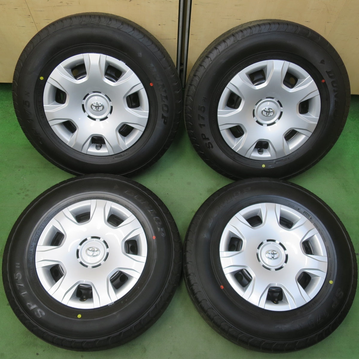 新車外し！26年★トヨタ 200系 ハイエース 純正 スチール 195/80R15 107/105S ダンロップ SP175N 15インチ PCD139.7/6H★6040411イノ
