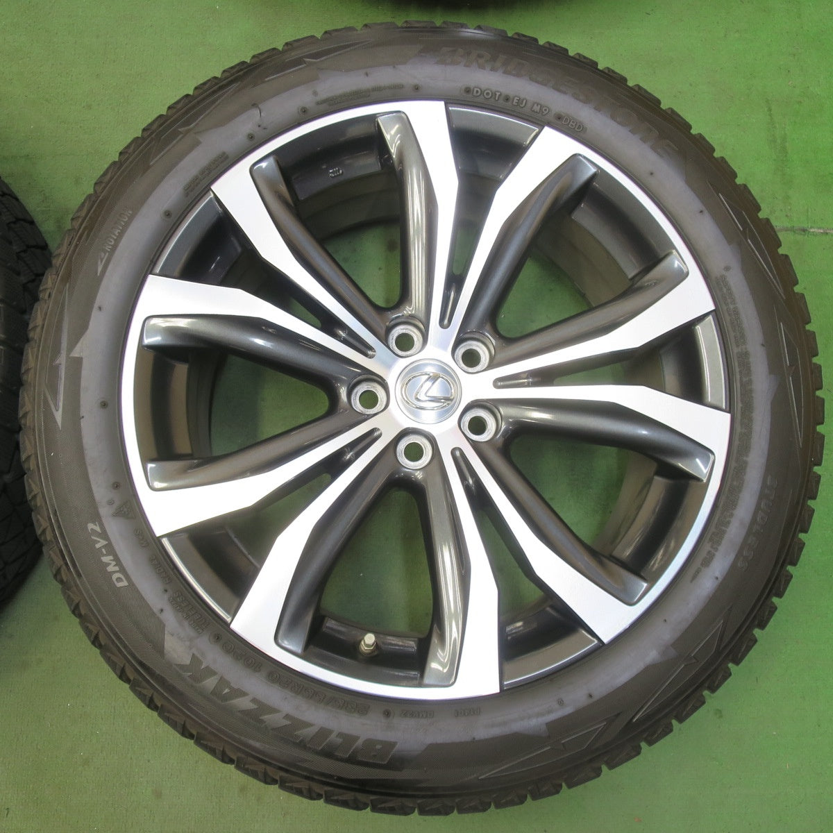 センサー付！バリ溝！キレイ！9分★レクサス RX バージョンL 純正 235/55R20 スタッドレス ブリヂストン ブリザック DM-V2 20インチ PCD114.3/5H★5092301イス