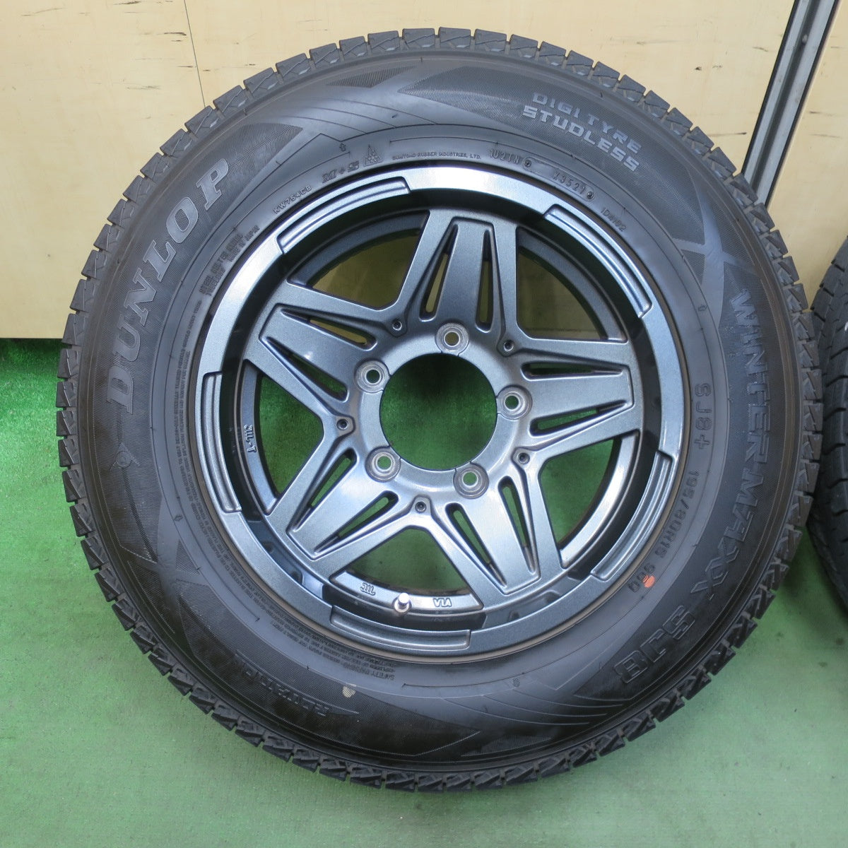 バリ溝！21年！キレイ！9分★ジムニー MAD CROSS JB-01 195/80R15 スタッドレス ダンロップ ウインターマックス SJ8+ 15インチ マッドクロス PCD139.7/5H★5112802TTス