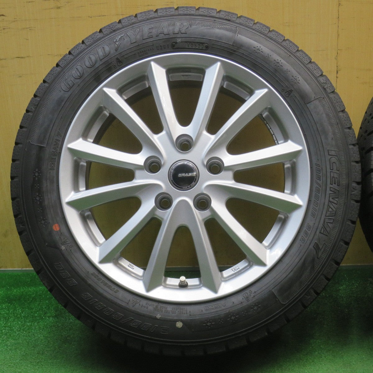 バリ溝！22年！キレイ！9.5分以上★スタッドレス 195/60R16 グッドイヤー アイスナビ7 QRASIZ VS6 KOSEI クレイシズ 16インチ PCD114.3/5H★6042704NJス