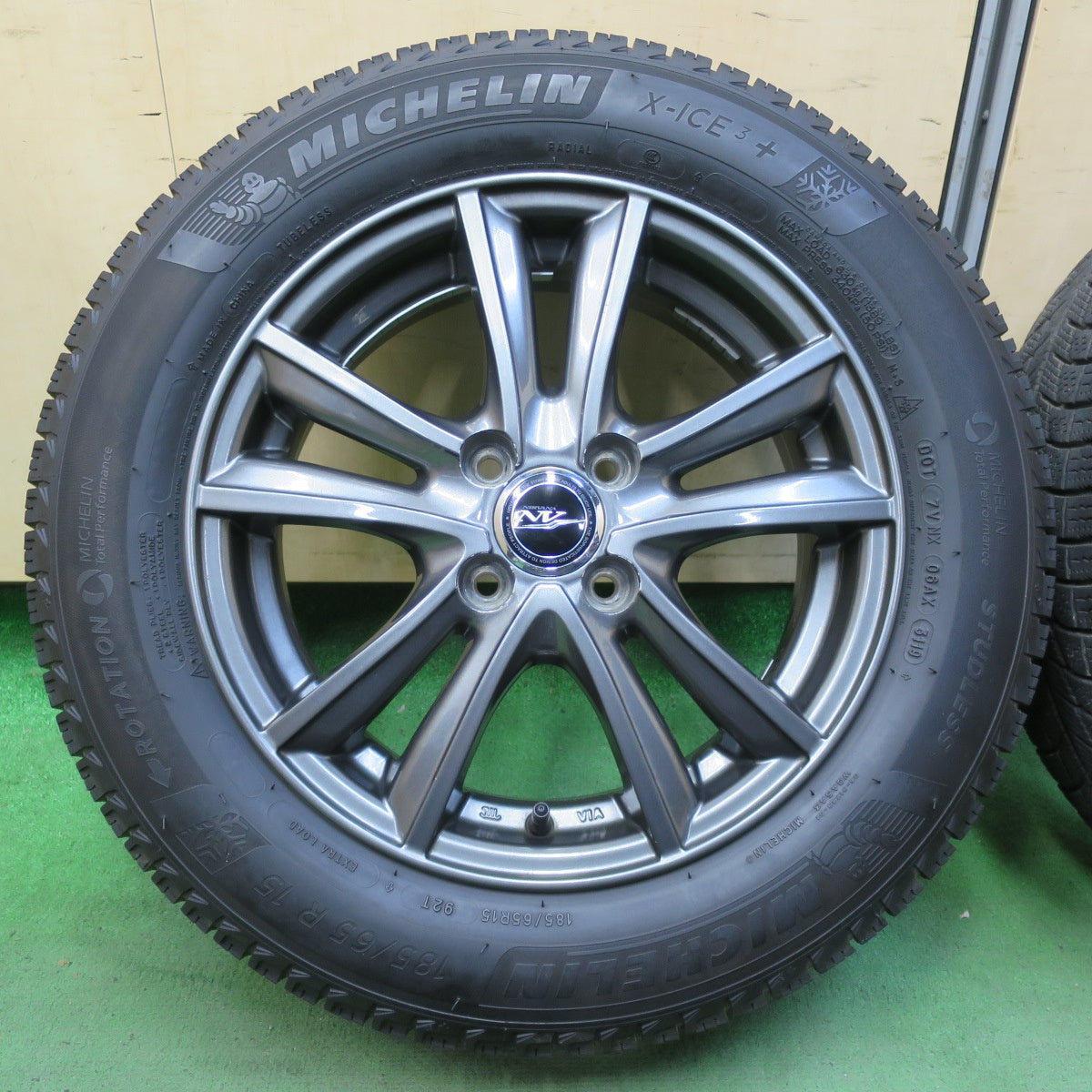 バリ溝！9分★スタッドレス 185/65R15 ミシュラン X-ICE3+ NIRVANA NV ニルバーナ ニルヴァーナ 15インチ PCD100/4H★5082304イス
