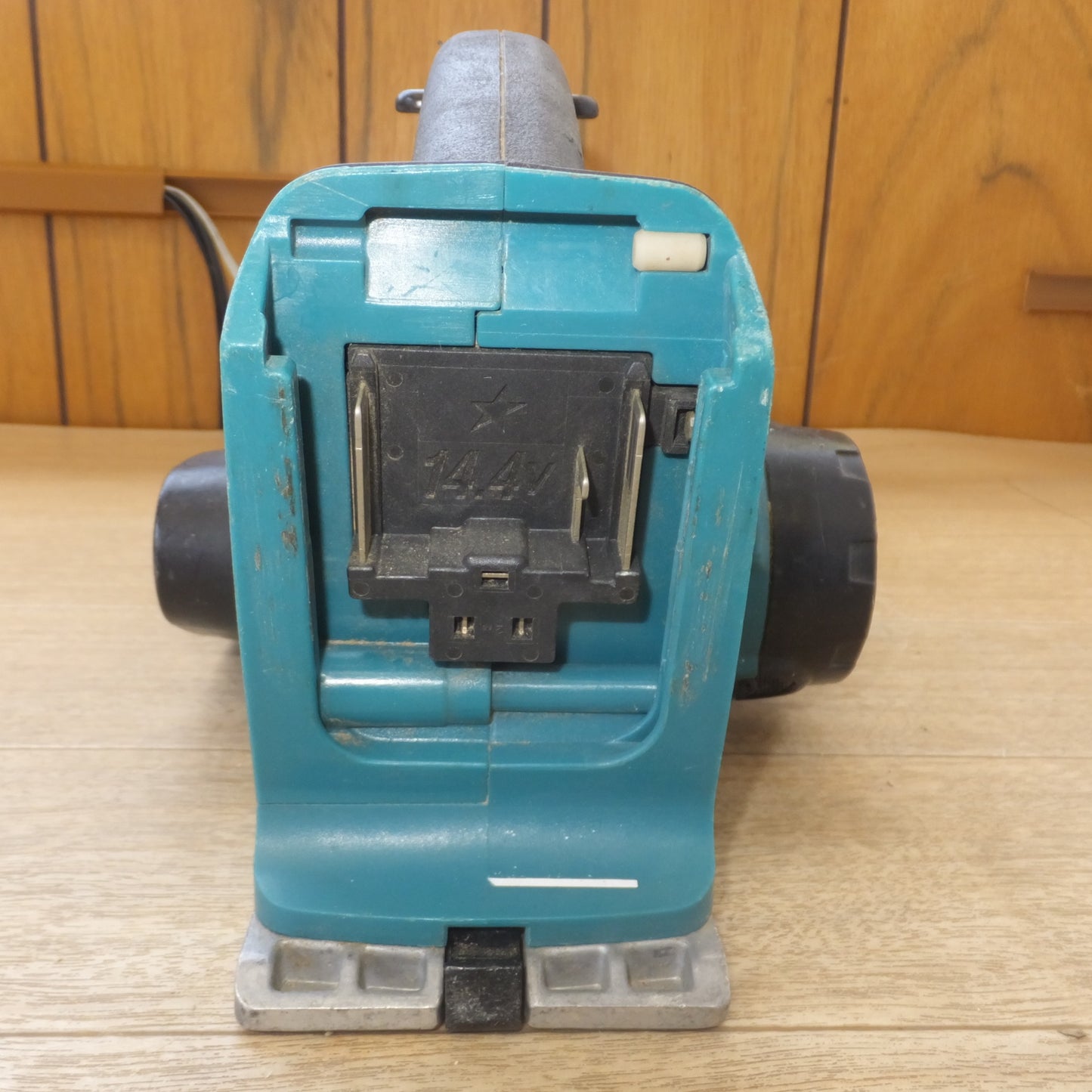 [送料無料] ★マキタ makita 82mm 充電式カンナ KP140D 14.4V 本体のみ★