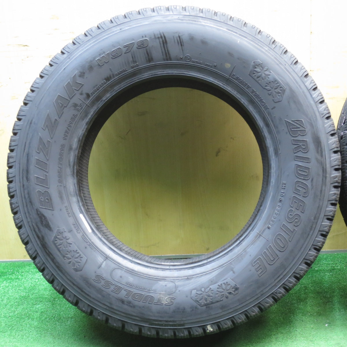 バリ溝！22年！9.5分★トラック タイヤ 225/70R16 117/115L スタッドレス ブリヂストン ブリザック W979 16インチ エルフ キャンター 等★5061801NJスタ