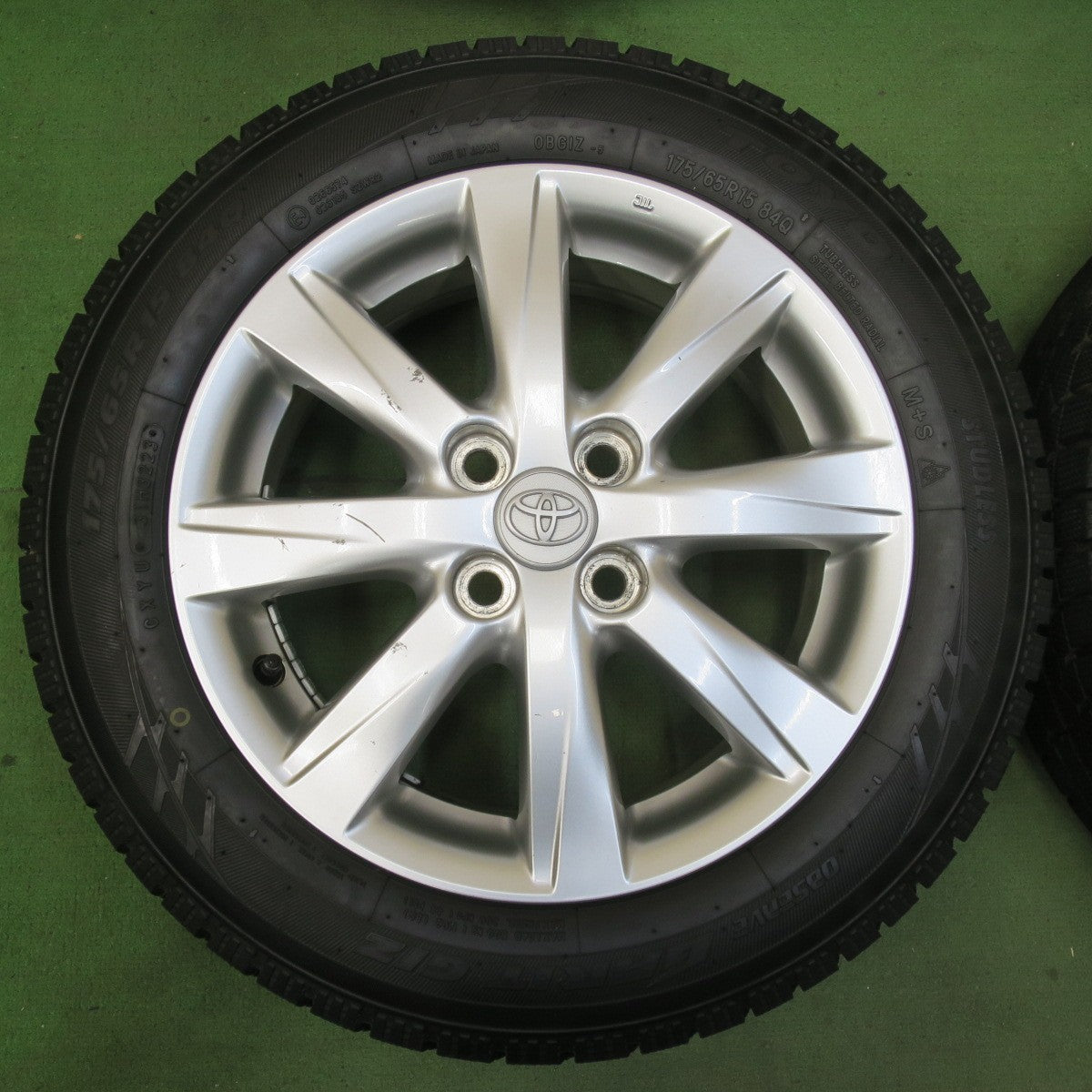 バリ溝！23年！9.5分以上★トヨタ NHP10 アクア 純正 175/65R15 スタッドレス トーヨー オブザーブ ガリット GIZ 15インチ PCD100/4H★5102803イス