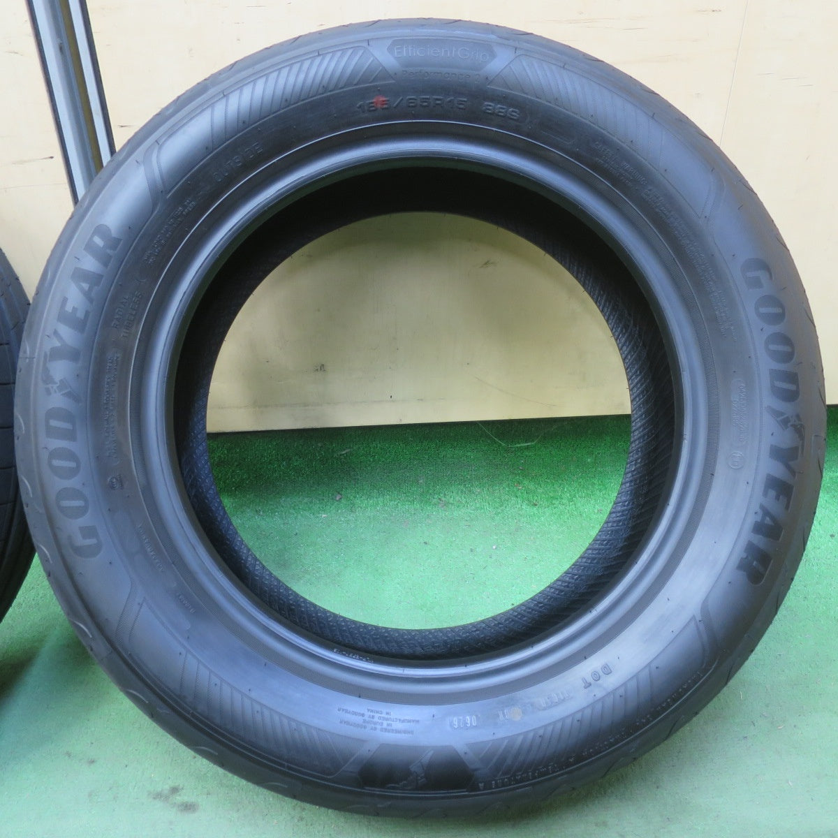 新車外し！26年◎185/65R15 グッドイヤー EfficientGrip Performance2 タイヤ 15インチ アクア フリード プリウス 等◎6081003イノタ