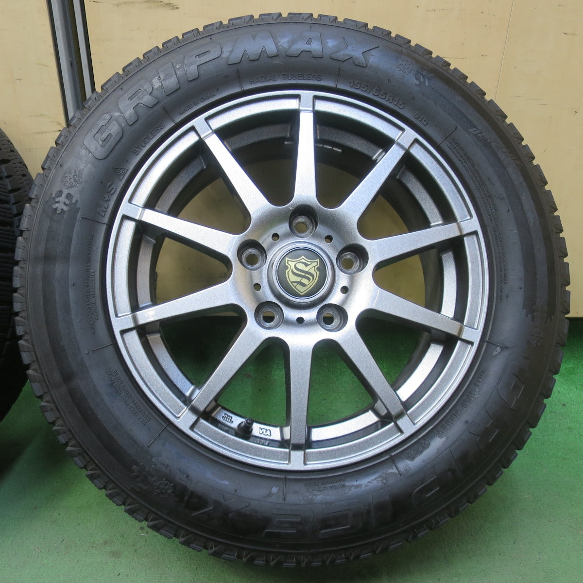 バリ溝！22年！キレイ！8.5分◎スタッドレス 195/65R15 グリップマックス GRIP ICE X 社外 アルミ 15インチ PCD114.3/5H◎6092403イス