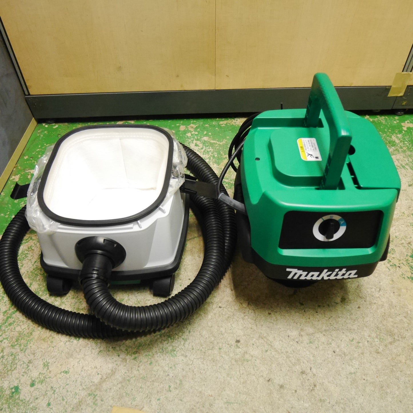 [送料無料] キレイ！ホース付き☆マキタ 乾湿 両用 業務用 集じん機 M442 集塵機 電動 工具 100V makita☆