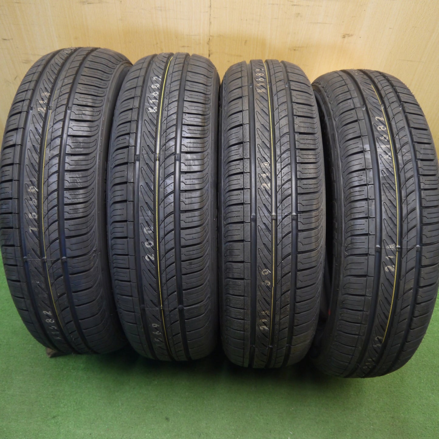 未使用！25年★175/65R15 ロードストーン EUROVIS HP02 タイヤ 15インチ ヤリス アクア スイフト スペイド 等★6050811Hノタ
