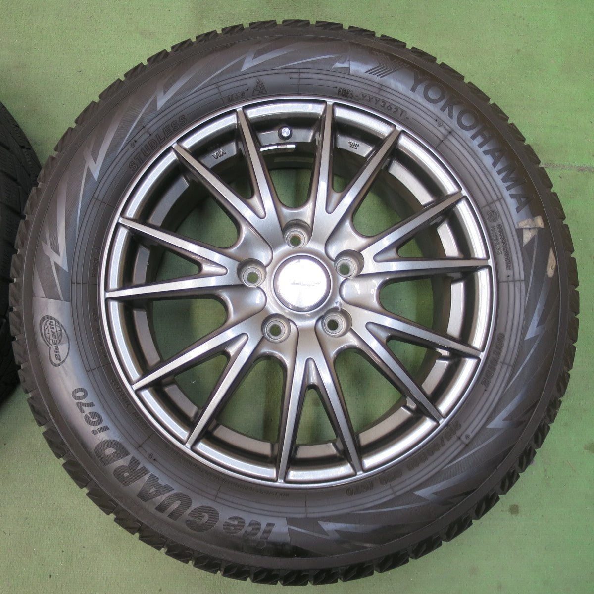 キレイ★スタッドレス 215/60R16 ヨコハマ アイスガード iG70 VELVA SPORT ヴェルヴァ スポーツ 16インチ PCD114.3/5H★6040711イス