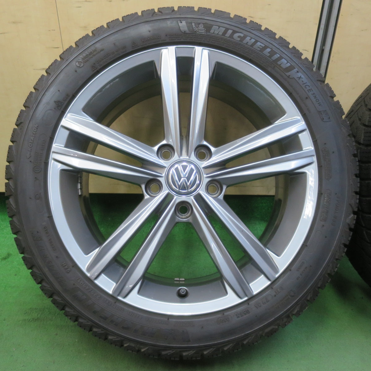 バリ溝！21年！キレイ！ほぼ10分★ワーゲン ゴルフ ハイラインマイスター 純正 225/45R17 スタッドレス ミシュラン X-ICE SNOW 17インチ PCD112/5H★5092311イス