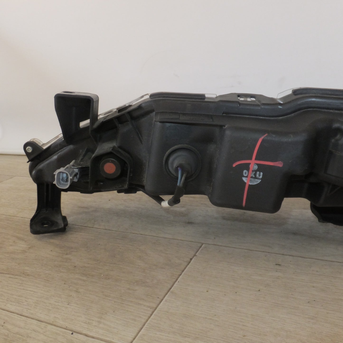 [送料無料] 現状品★三菱 MITSUBISHI 純正 デリカ D:5 CV1W ポジションランプ クリアランスランプ KOITO 212-67120 右 ステー割れ★