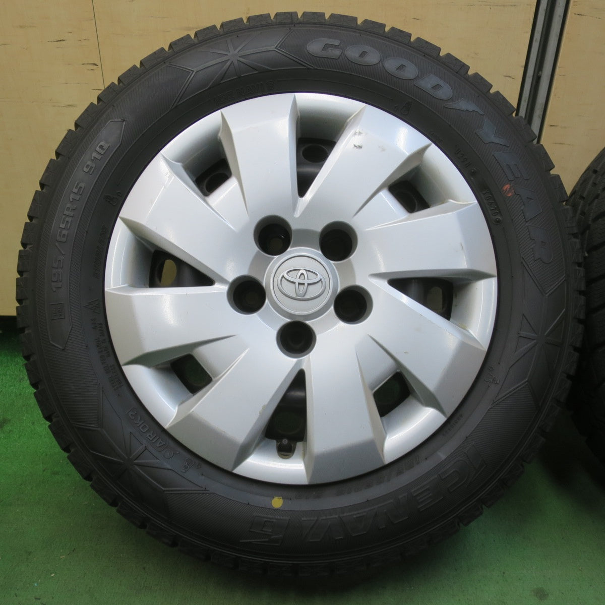 バリ溝！9分★トヨタ カローラ ルミオン 純正 スチール 195/65R15 スタッドレス グッドイヤー アイスナビ6 15インチ PCD114.3/5H★6012809イス