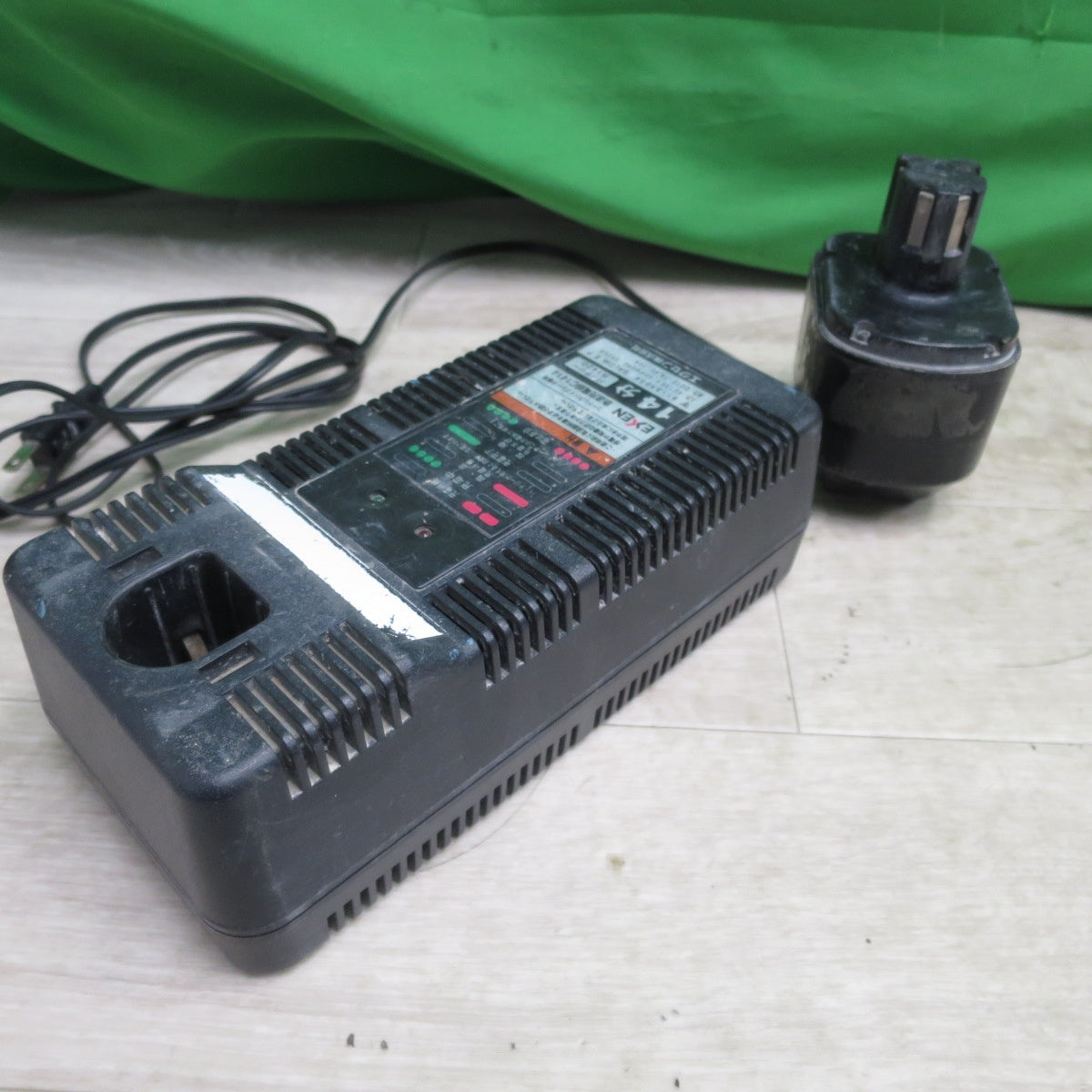 [送料無料] ☆エクセン コードレスクサビ CVPS 14.4V バイブレータ 急速充電器 DIY 電動 工具 大工 道具③☆