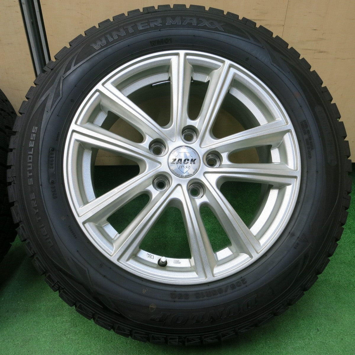 *送料無料* バリ溝！キレイ！9.5分★スタッドレス 205/65R16 ダンロップ ウインターマックス WM01 ZACK JP-52 MONZA PCD114.3/5H★4031902イス