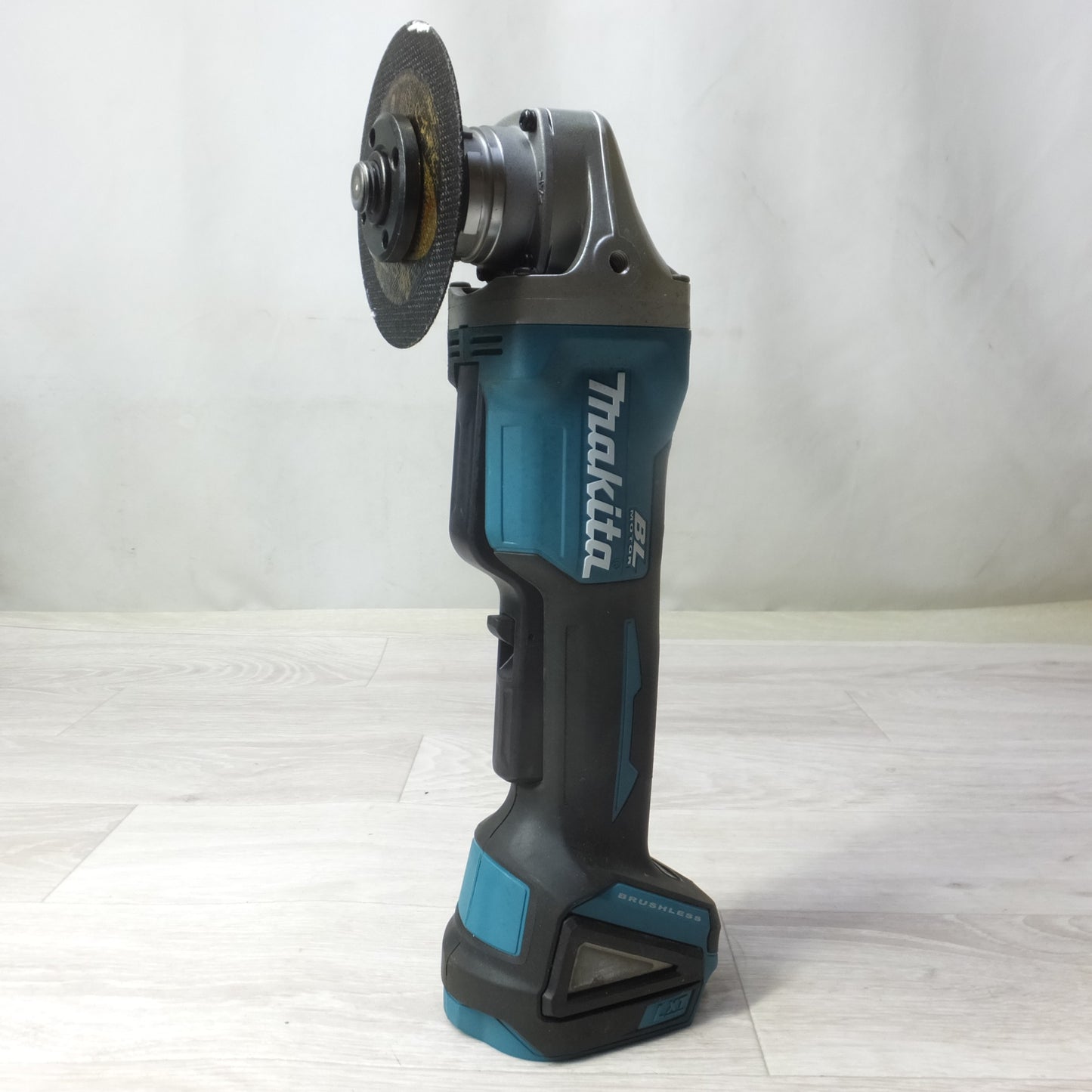 [送料無料] 美品◆makita マキタ 125mm 充電式ディスクグラインダ 18V バッテリー2個 充電器付き 研磨機 電動工具◆