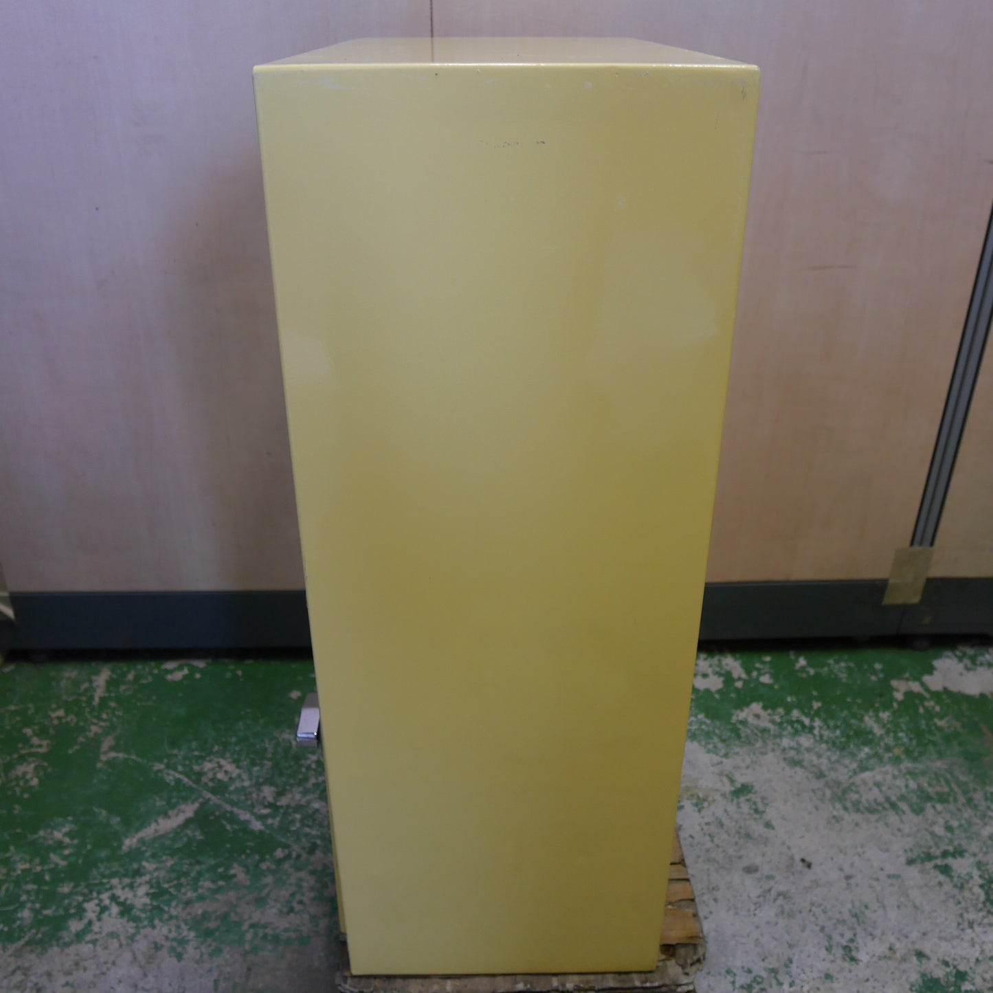 [送料無料] ☆手動式 自動 販売機 トレカ BOX トレーディング カード ボックス 自販機 ガチャ ガチャ メーカー 型式 不明 現状品②☆