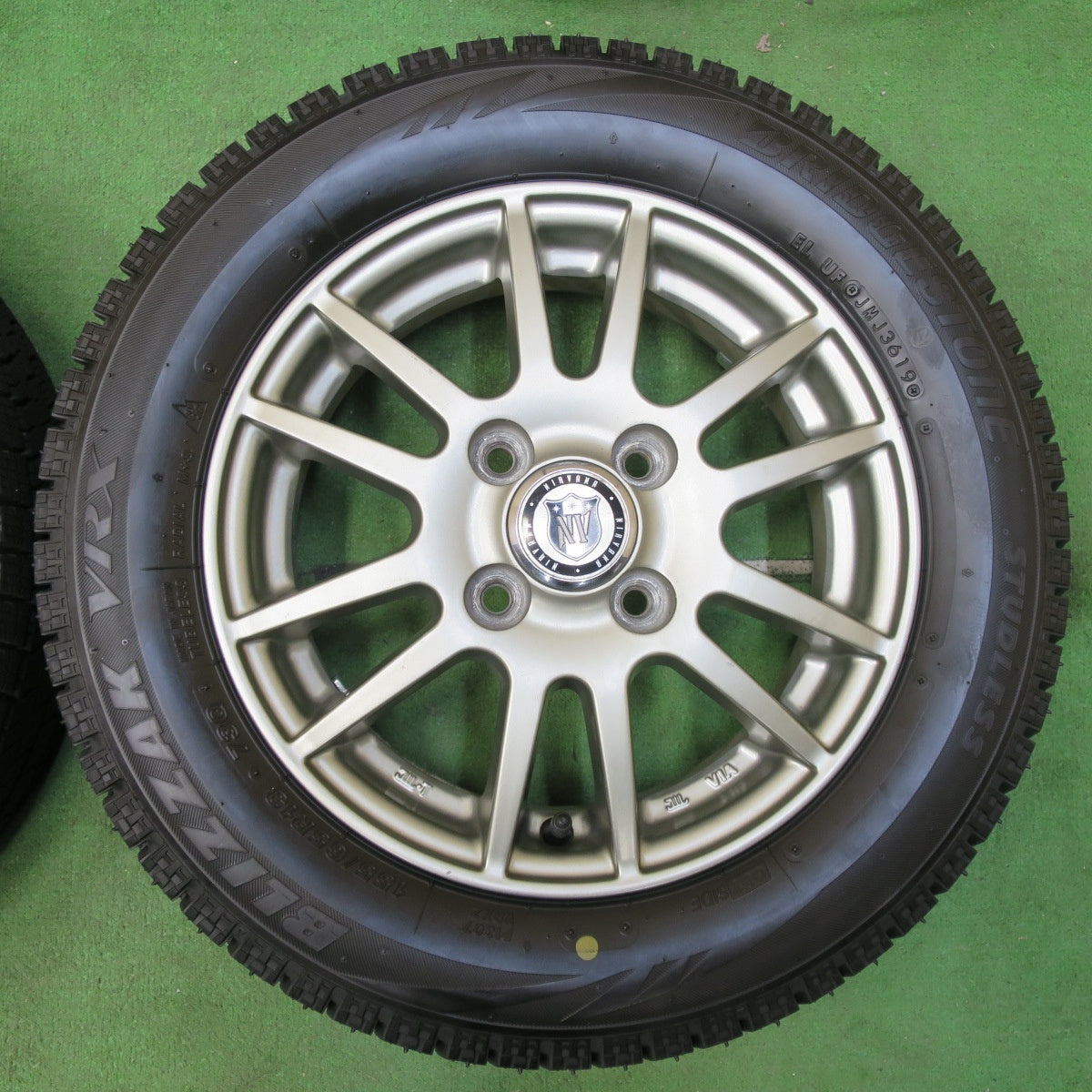 [送料無料] バリ溝！9.5分以上★スタッドレス 155/65R13 ブリヂストン ブリザック VRX NIRVANA NV ニルバーナ 13インチ PCD100/4H★4110812イス