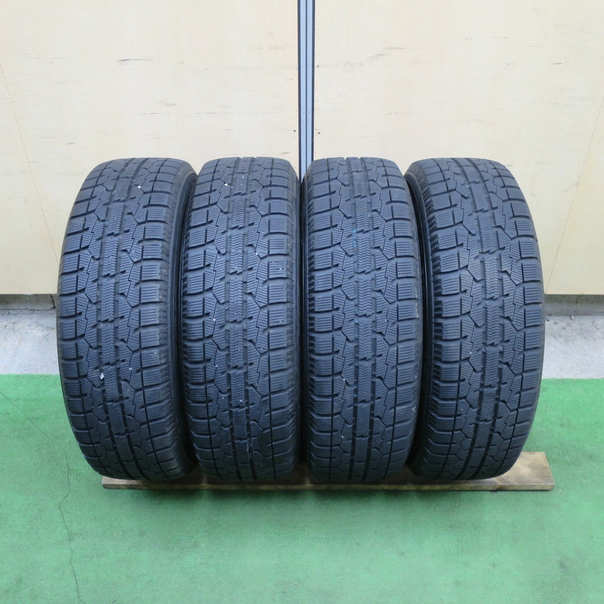 バリ溝！22年！キレイ！9.5分★シエンタ 等 185/65R15 スタッドレス トーヨー オブザーブ ガリット GIZ ravrion RS01 ラブリオン 15インチ PCD100/5H★6021502TTス